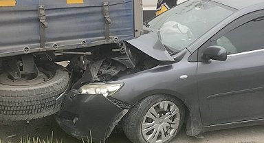 Otomobil park halindeki tıra çarptı: 5 yaralı