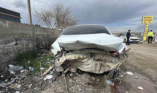 Otomobil yayaya çarptı: 1'i ağır 2 yaralı