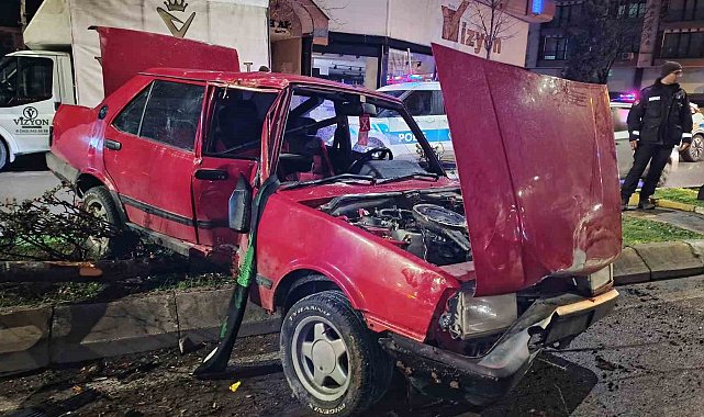 Otomobilin çarptığı ağaç karşı şeritteki aracın üzerine devrildi: 1 yaralı