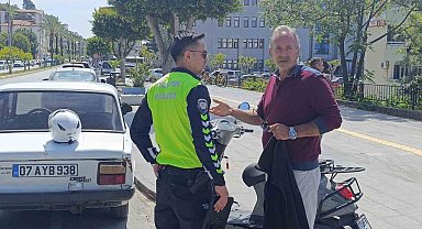 Otomobille çarpışan elektrikli bisiklet sürücüsü, park halindeki aracın altına sürüklendi