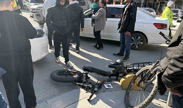 Otomobille çarpışan elektrikli bisiklet sürücüsü yaralandı