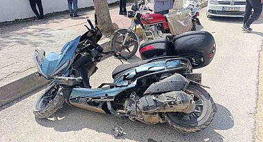 Otomobille çarpışan motosiklet sürücüsü ağır yaralandı