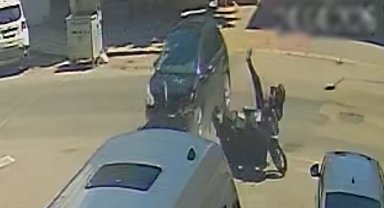 Otomobille çarpışan motosikletlinin savrularak yaralandığı kaza kamerada