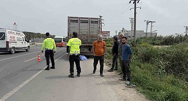 Park halindeki kamyona çarpan 80 yaşındaki motosikletli hayatını kaybetti