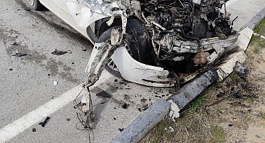 Park halindeki kamyonete çarpan otomobil hurdaya döndü: 1 yaralı