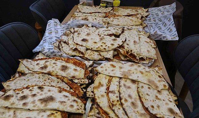 Pendik'te Milli Takım sevinci: 20 bin lokma, 1000 lahmacun dağıtıldı