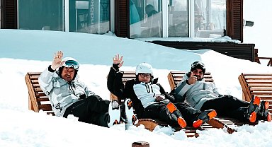 Plaj kenarı değil Palandöken'in zirvesin şezlong keyfi