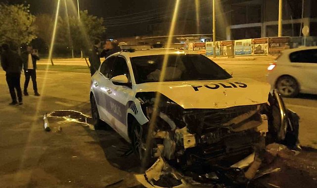 Polis otosuna çarpıp patlamış lastiklerle kaçtı, park halinde bulundu