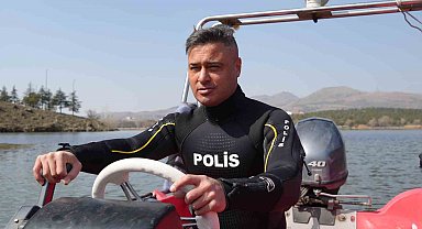 Polis ve futbol hakemi olan Seyfettin Ünal, 20 yılı aşkındır iki mesleği bir arada yapıyor