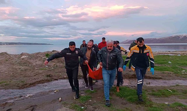 Polisler soğuk havaya aldırış etmeden Van Gölü'ne girip vatandaşı kurtardı