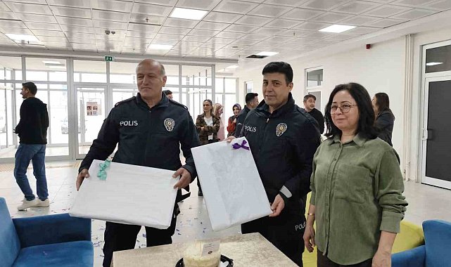 Polisleri "olay var" diyerek çağırdılar, pasta sürprizi yaptılar