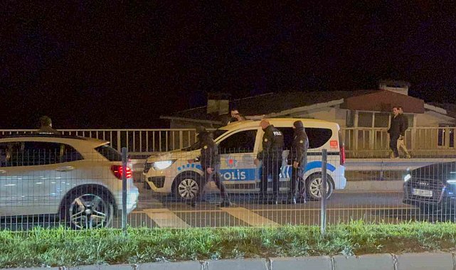 "Dur" ihtarına uymayan alkollü sürücü polis aracına çarptı: 3 gözaltı