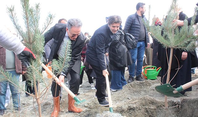 "Kadınlarla El Ele Bir Fidan Bin Nefes" etkinliğinde fidanlar toprakla buluştu