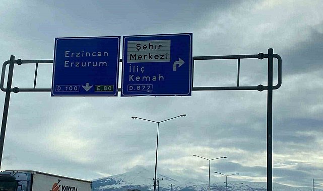 Refahiye yol ayrımındaki tabelada "Kemaliye" eksikliği tepki çekti