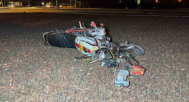 Refüje çarpıp parçalanan motosiklette 2 kişi yaralandı