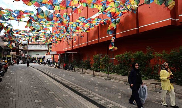 Renkli şemsiyelerle kaplı sokak, harabeye döndü
