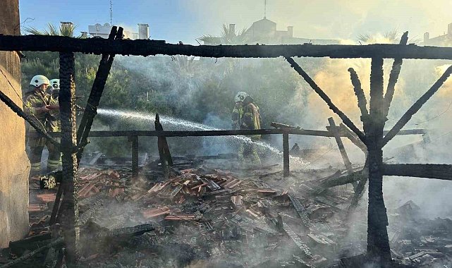Restoran çatısı alevlere teslim oldu