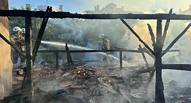Restoran çatısı alevlere teslim oldu
