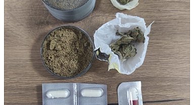 Reyhanlı'da durdurulan araçta uyuşturucu ve kurusıkı tabanca ele geçirildi