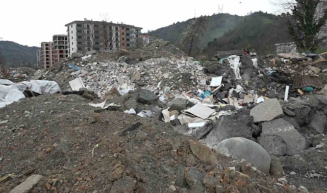 Rize'de vahşi çöp depolama sahası vatandaşları canından bezdirdi