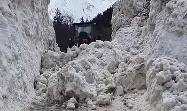 Rize'de yayla yollarında 5 metrelik kar temizliği