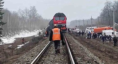Rusya'da yolcu treni raydan çıktı: 24 yaralı