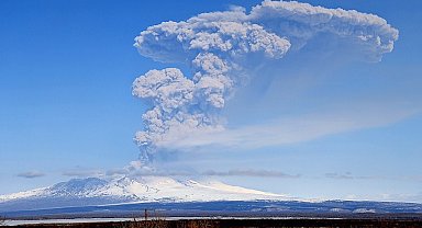 Rusya'daki Şiveluç Yanardağı 11 kilometre yüksekliğe kül püskürttü