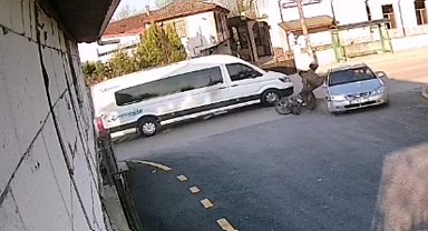 Sağdan sollayan motosikletli otomobile çarptı: Kaza anı kameraya yansıdı
