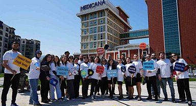 Sağlık çalışanları kortta buluştu: Hareketli yaşam için raketler konuştu
