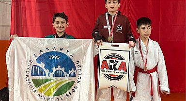 Sakaryalı sporcular kürsüden inmedi!