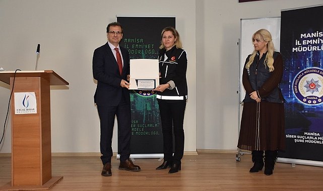 Salihli'de üniversite öğrencilerine siber suçlar ve dolandırıcılık eğitimi