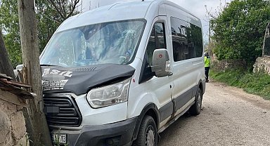 Samsun'da öğrenci servisi direğe çarptı: 12 yaralı