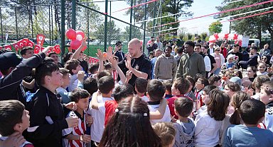 Samsunsporlu futbolcular, 23 Nisan'ı çocuklarla birlikte kutladı