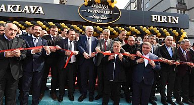 Sanatçi İsmail Türüt Erzurum'da pastahane açılışına katıldı