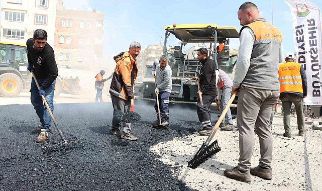 Şanlıurfa'da 25 metrelik yol projesinde asfalt çalışmaları başladı