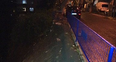 Sarıyer'de yağmur sebebiyle çöken kaldırıma belediye müdahale etmedi