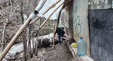Sel sularından korunmak için odun ve çalılarla önlem aldı