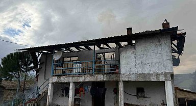 Selendi'de 2 katlı ev yangında kül oldu