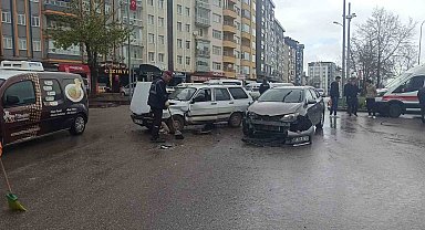 Seydişehir'de iki otomobil kavşakta çarpıştı: 1 yaralı