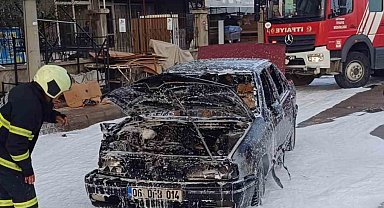 Seyir halindeki otomobil alev alev yandı
