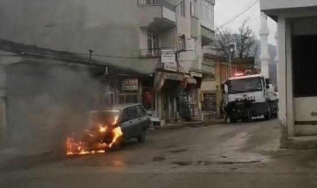 Seyir halindeki otomobil alev alev yandı