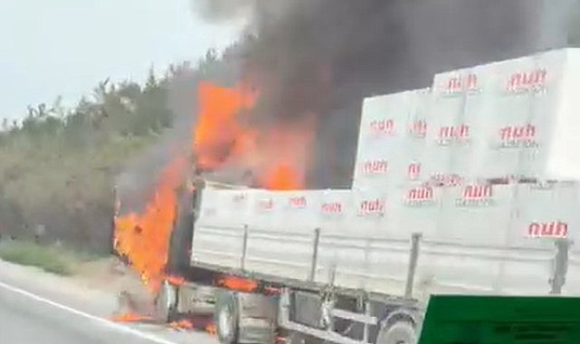 Seyir halindeki tır alevlere teslim oldu