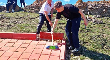 Seyitömer Ortaokulu öğrencilerinden anlamlı 23 Nisan davranışı