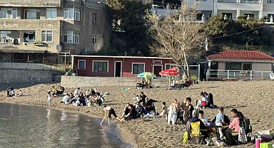 Sıcak havanın tadını sahilde değerlendirdiler