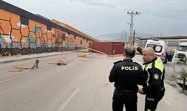 Şiddetli fırtınanın tırda taşınan konteyneri uçurduğu anlar kamerada