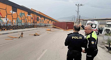 Şiddetli fırtınanın tırda taşınan konteyneri uçurduğu anlar kamerada