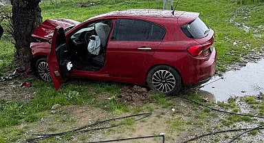 Siirt'te ağaca çarpan otomobilin sürücüsü yaralandı