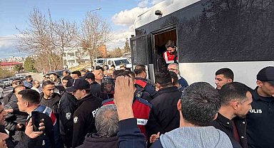 Siirt'te annesinin cenaze törenine katılan Fadıl Akgündüz ile ekipler arasında tartışma