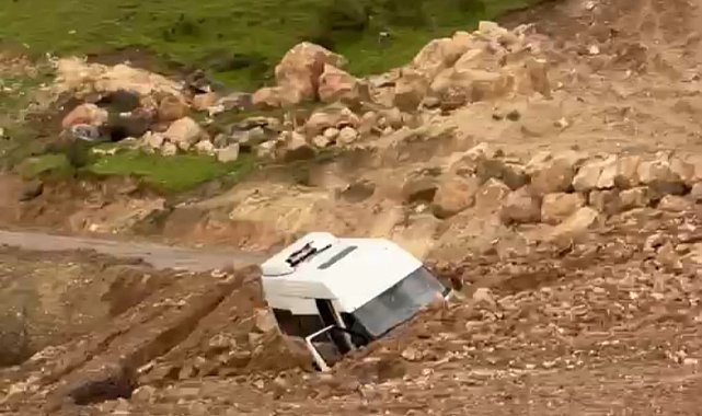Siirt'te heyelan: Minibüs mahsur kaldı