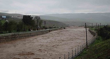 Siirt'te sel bilançosu: 200 dekarlık alanda toprak kayması yaşandı, 400 e yakın hayvan telef oldu